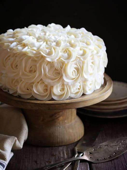 美味的蛋糕上点缀着迷人的玫瑰花。白色的蛋糕层辅以丰富的软糖布朗尼的美味!