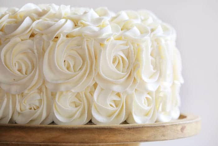 令人惊叹的玫瑰花罩覆盖了这种美味的蛋糕...白色蛋糕层补充着丰富的狡猾的果仁巧克力！