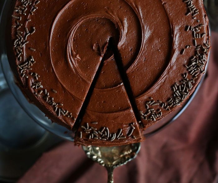 美味的巧克力蛋糕！这是鳄梨，使它真正壮观！