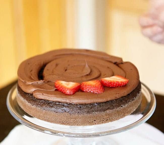 如何将草莓添加到一层蛋糕上。