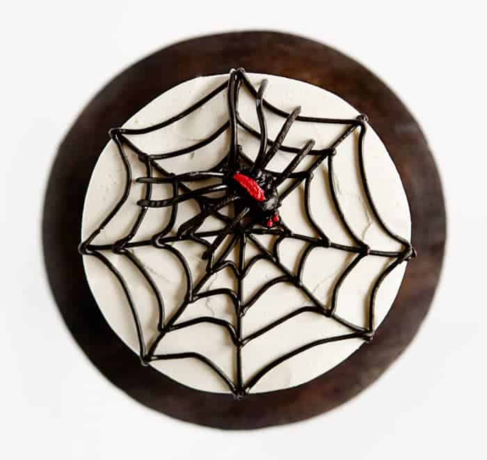 这款受万圣节启发的蛋糕一定会唤起你的蜘蛛恐惧症!