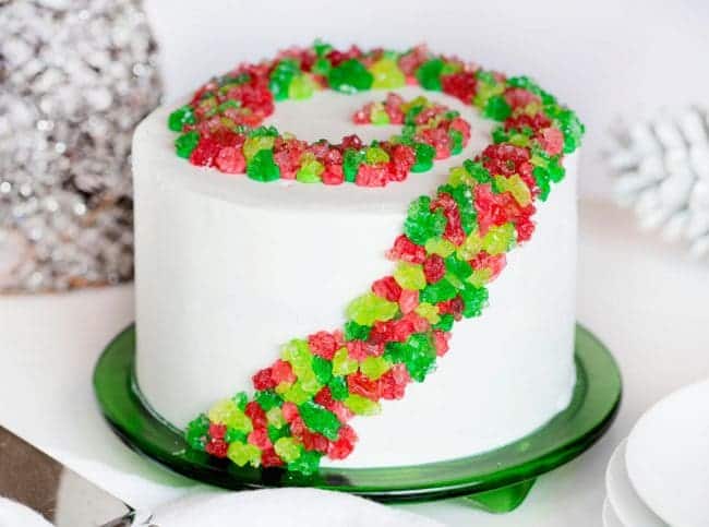 红色和绿色和许多糖果使这是您将看到的最节日的假期蛋糕之一！