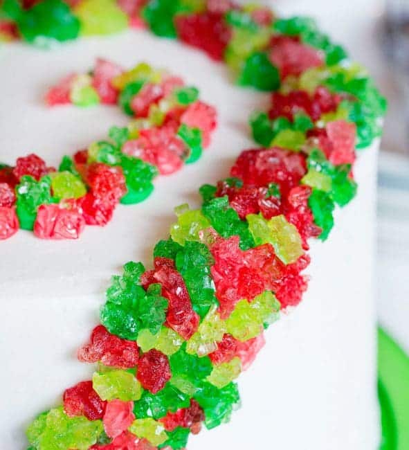 红色和绿色和许多糖果使这是您将看到的最节日的假期蛋糕之一！