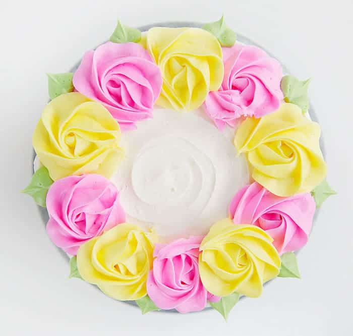 在奶油色中创造简单的质朴线条，然后用粉色和黄色的奶油色玫瑰花结装饰！