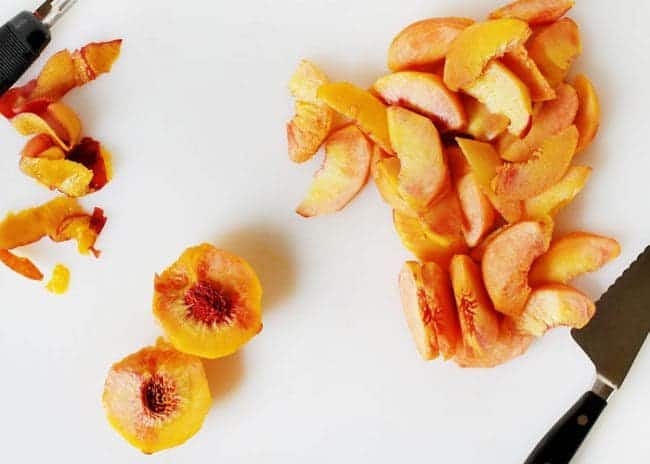 桃子去皮和杯子准备完美的桃子馅饼！