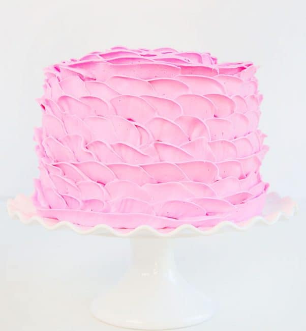 玫瑰花瓣蛋糕是母亲节蛋糕的一个简单的想法