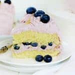 柠檬层蛋糕配蓝莓奶油。