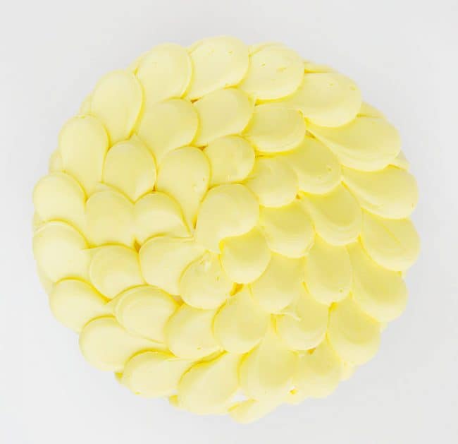 简单的Dollops为妈妈创造一个乐趣和简单的黄色蛋糕！