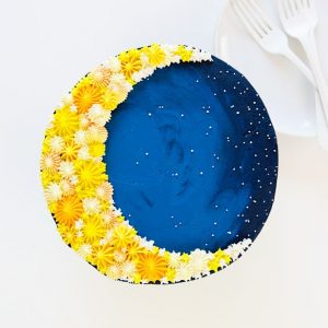 装饰蛋糕的头顶图像看起来像月亮月亮！