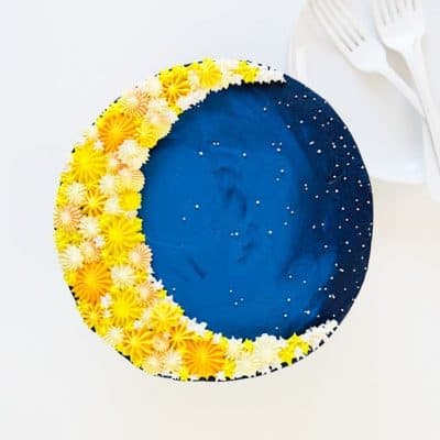 蛋糕的顶上图像装饰出来看起来像新月月亮！