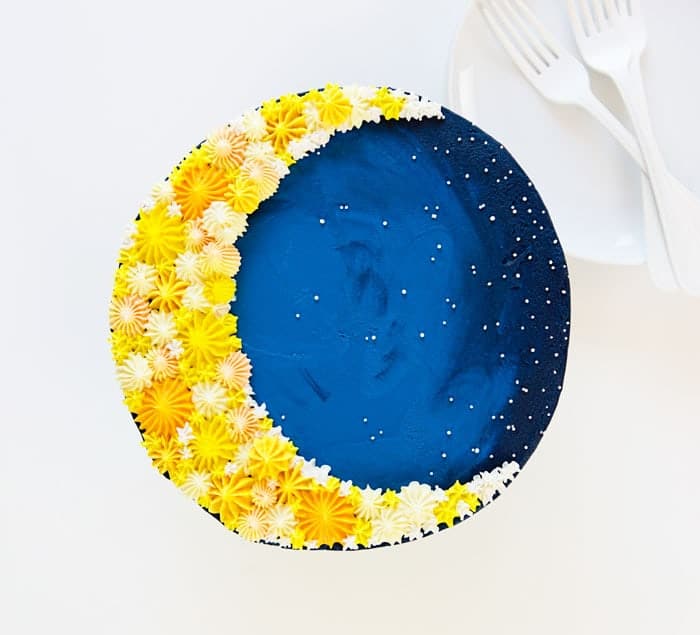 蛋糕的顶上图像装饰出来看起来像新月月亮！