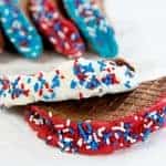 巧克力炸玉米饼在假期里装饰着红色，白色和蓝色！
