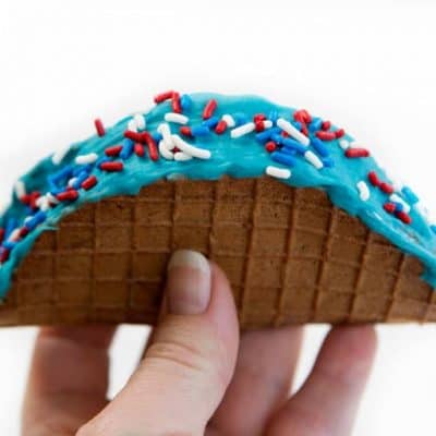 巧克力炸玉米饼用冰淇淋，蓝色巧克力，洒！