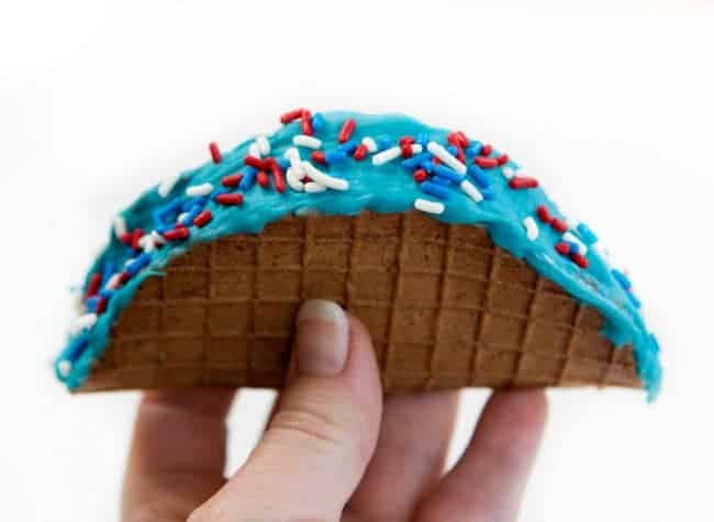 巧克力炸玉米饼用冰淇淋，蓝色巧克力，洒！
