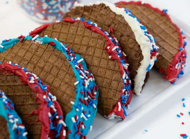 自制巧克力炸玉米饼用红色，白色和蓝色装饰