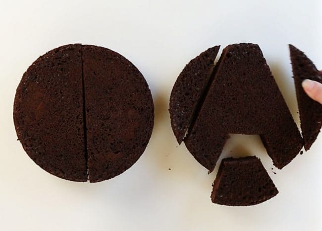 从两个8英寸的圆形巧克力蛋糕层上剪下字母D、A、D。