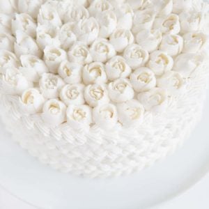 蛋糕上覆盖着白色的丁香，上面有俄罗斯玫瑰！