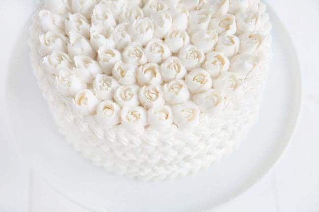 蛋糕覆盖在白色，用俄罗斯小玫瑰玫瑰在上面！
