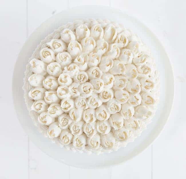 俯视图，蛋糕上覆盖着俄罗斯玫瑰和搅打香草奶油。