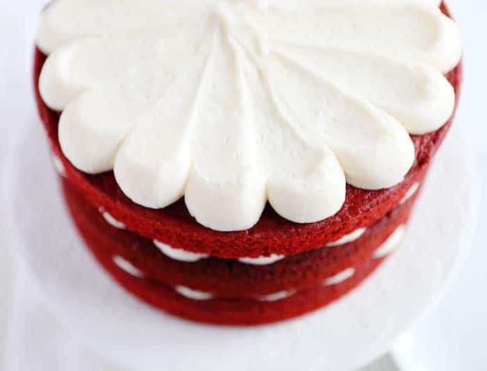 痴迷于红色天鹅绒蛋糕上的特别丰富的奶油芝士糖霜!