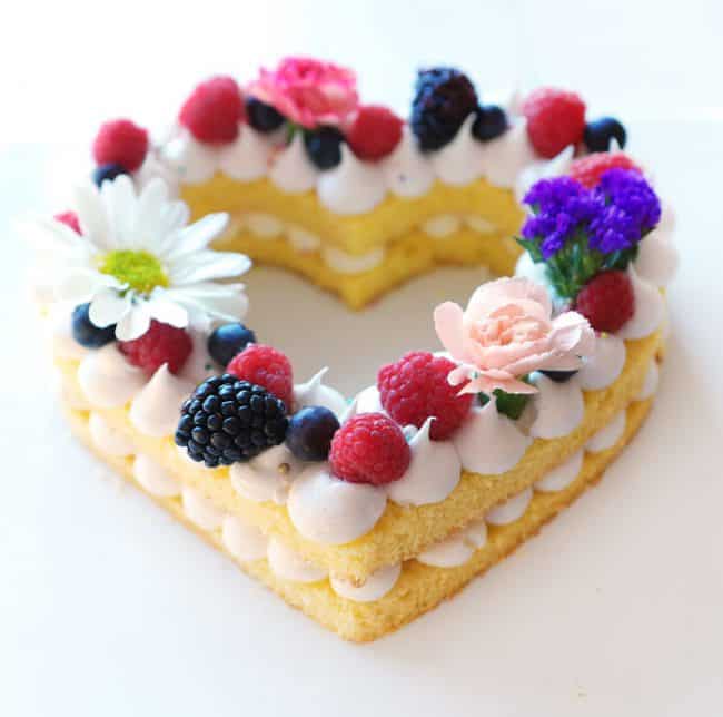 用水果和鲜花装饰的多层蛋糕!