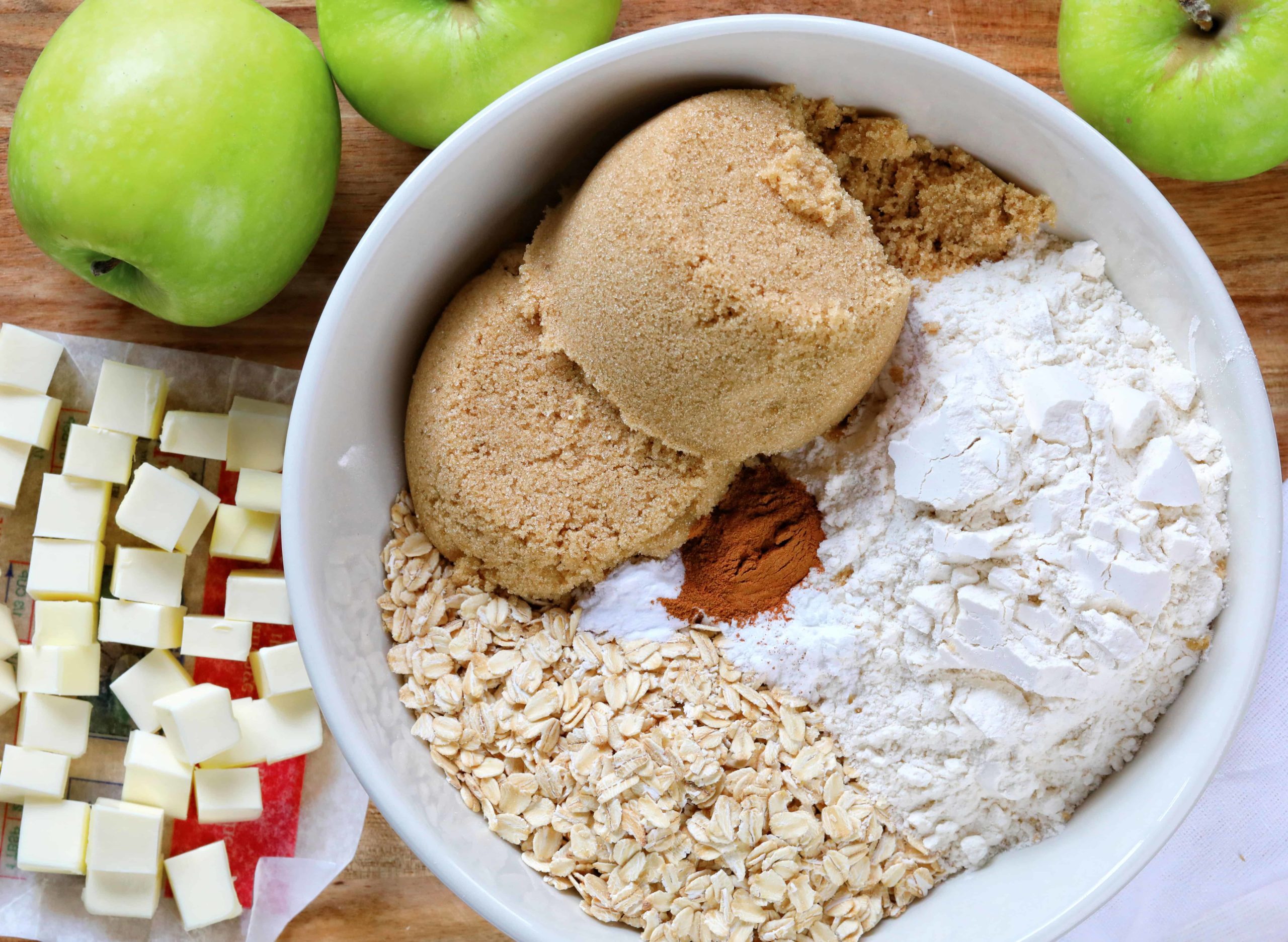 如何在碗里和砧板上制作苹果脆片