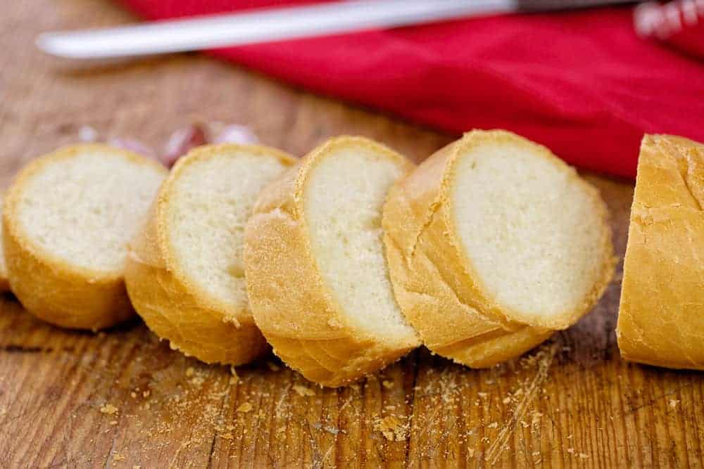 用法式面包做自制的油炸面包丁