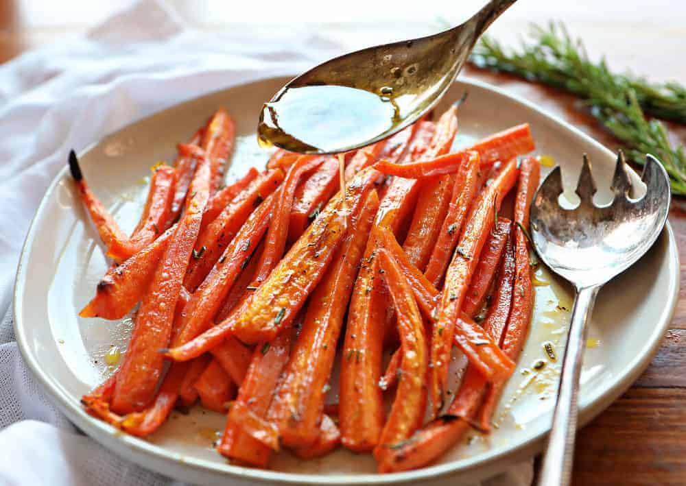烤胡萝卜用迷迭香和红糖