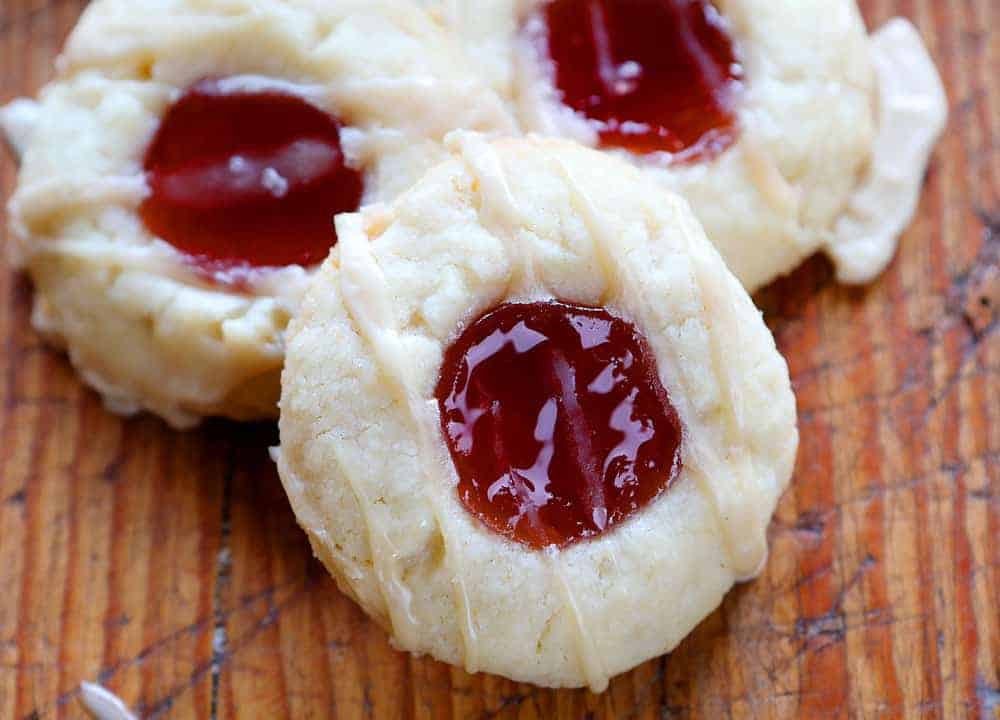 切菜板上的树莓指纹饼干