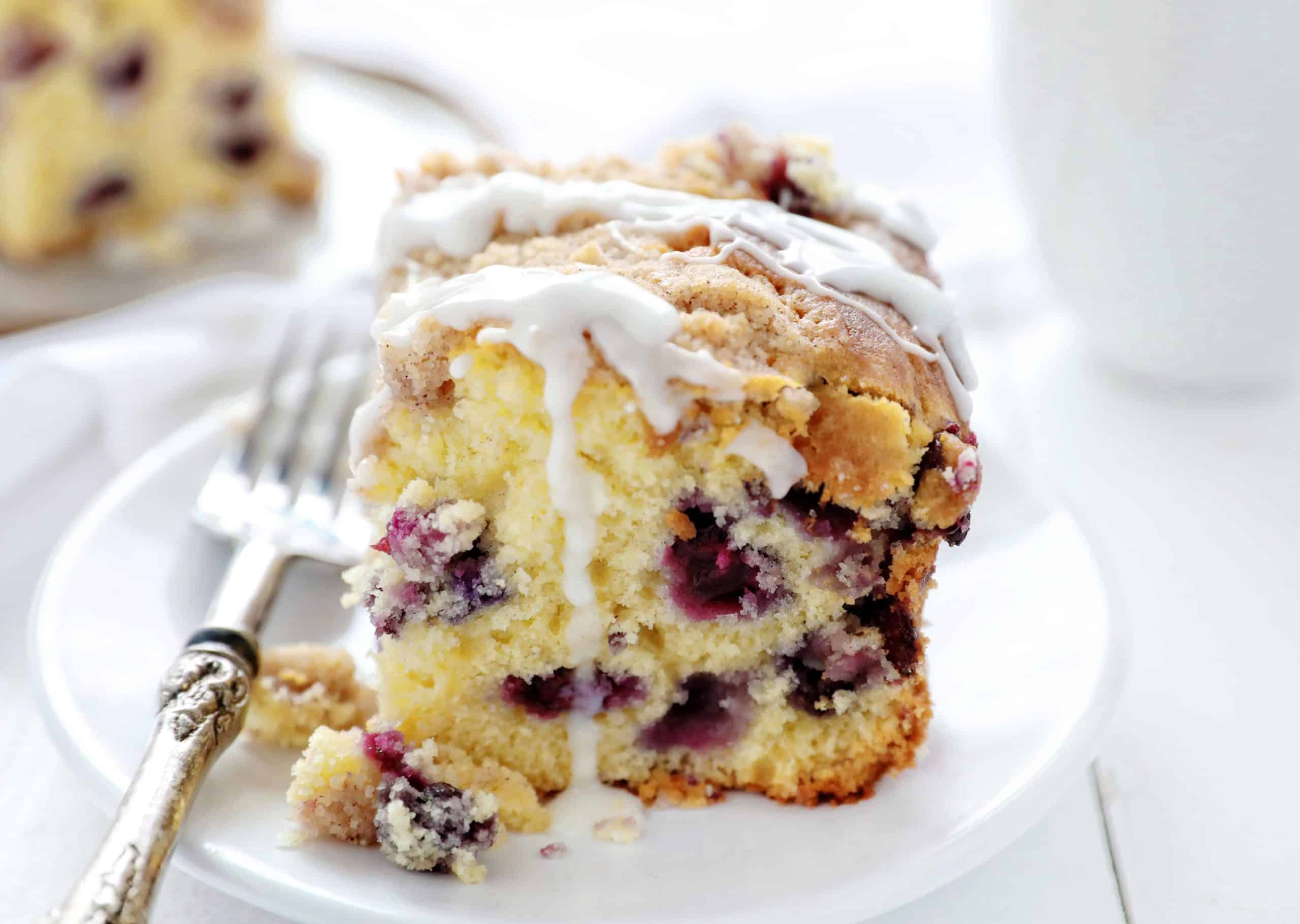 蓝莓早餐蛋糕或咖啡蛋糕在白色板材有叉子
