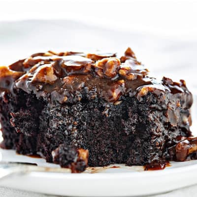 黑巧克力蛋糕配奶油核桃糖霜