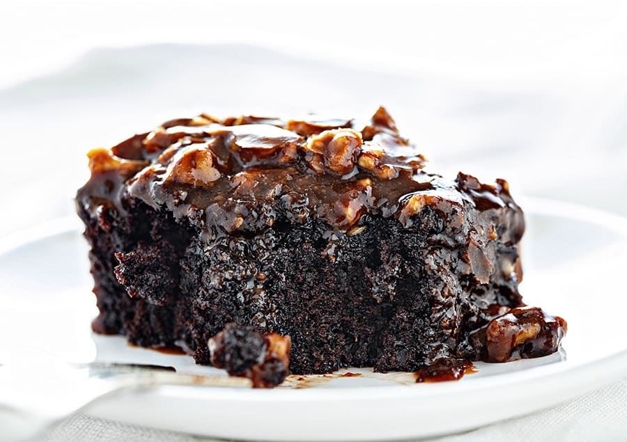 黑巧克力蛋糕配奶油核桃糖霜