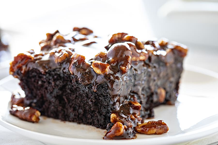 一片黑巧克力蛋糕配奶油核桃糖霜