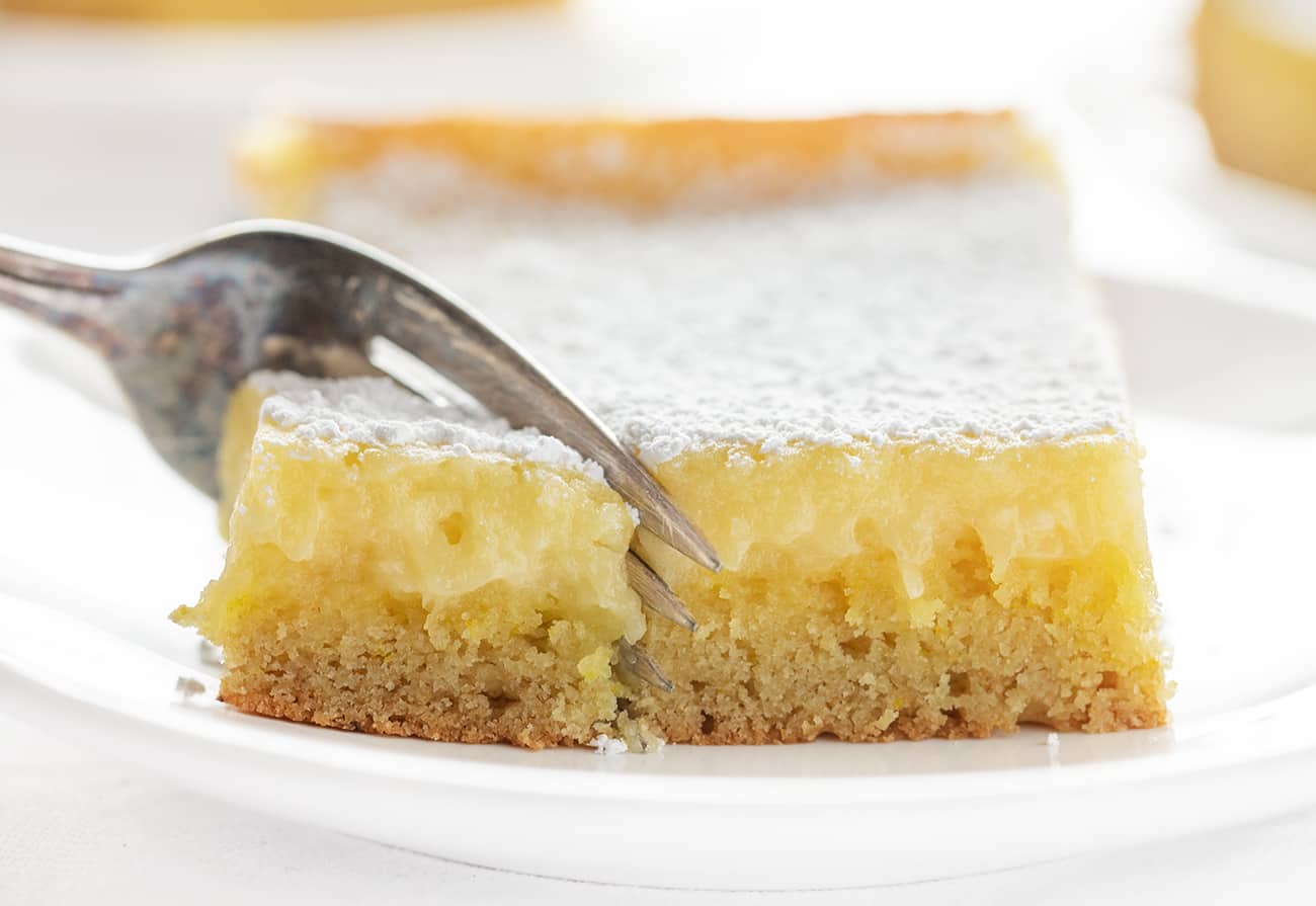 叉子切柠檬黏黏的蛋糕
