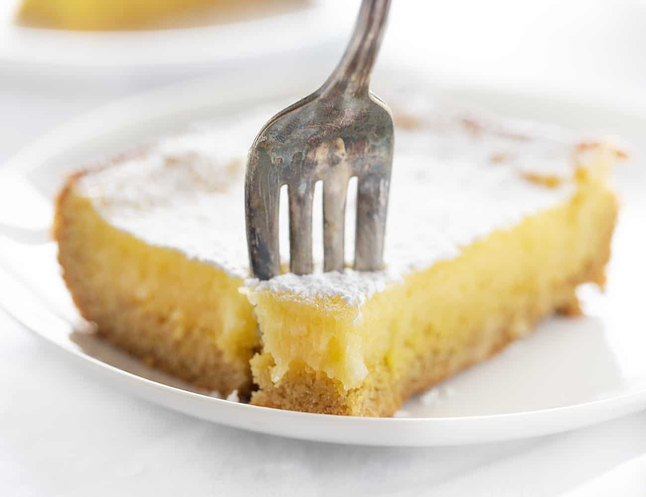 叉子拿一块柠檬黏黏的蛋糕