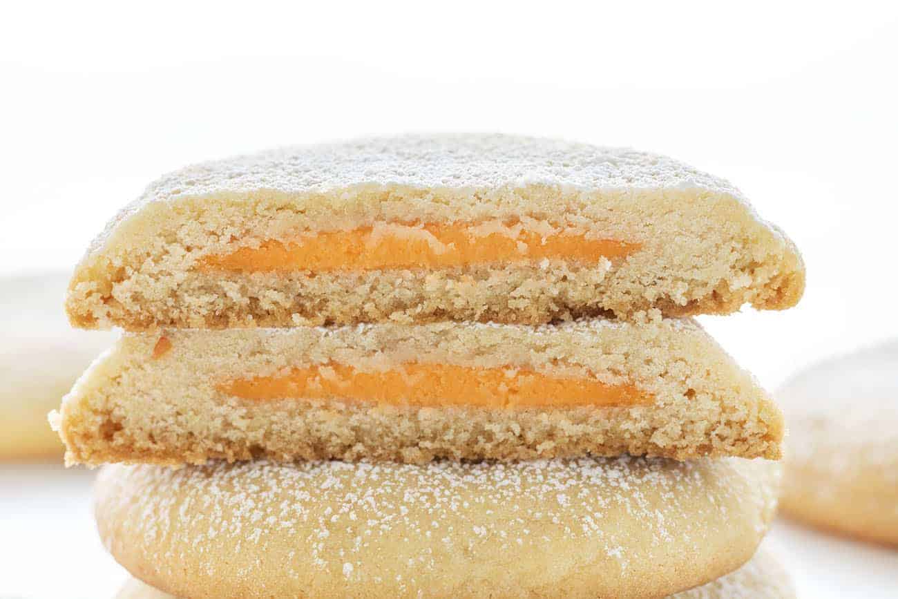 橙色乳膏酿的糖饼干切开露出内部