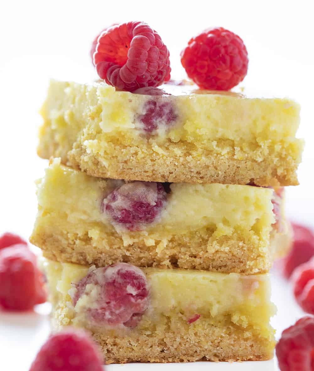 覆盆子柠檬ooey粘糊糊的蛋糕堆积用新鲜的莓