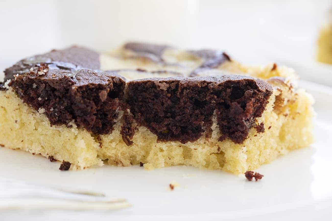 湿润的大理石蛋糕配上完美的巧克力和香草碎屑