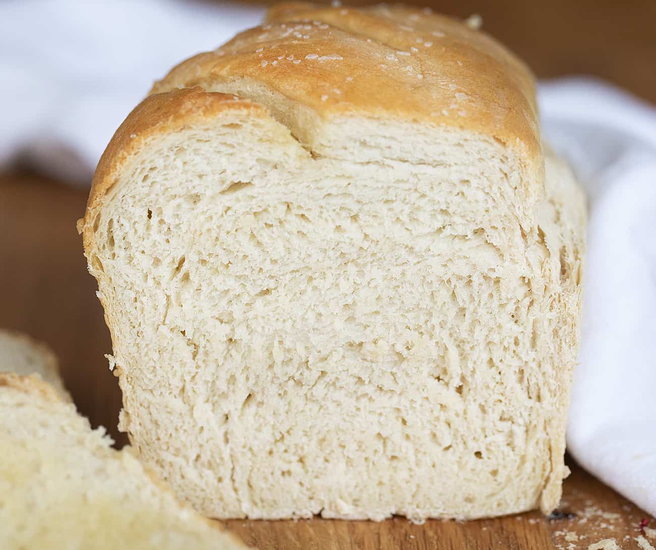 在切板的简单的白面包配方有白色毛巾的