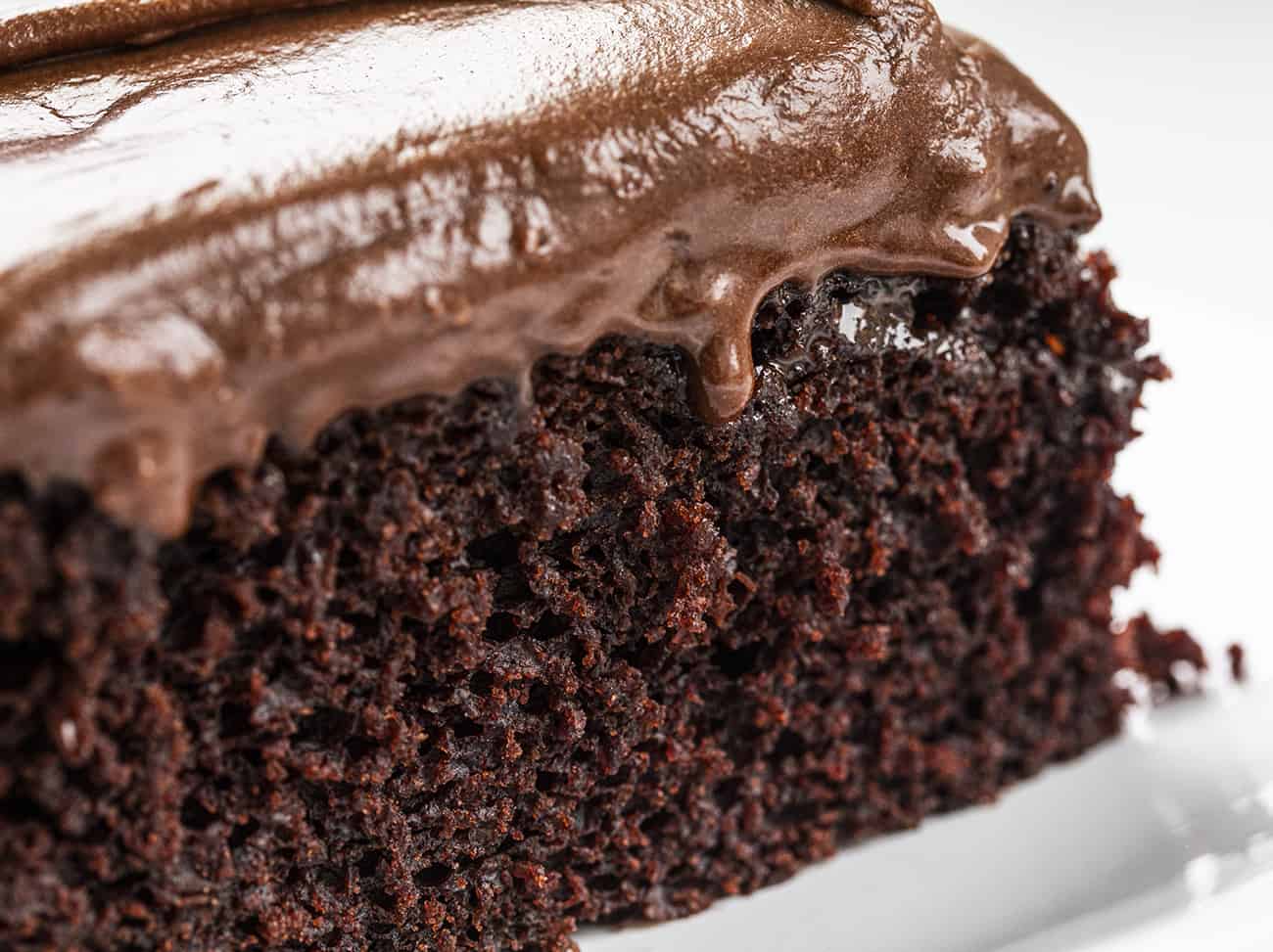 巧克力蛋糕的特写镜头，巧克力糖霜滴落