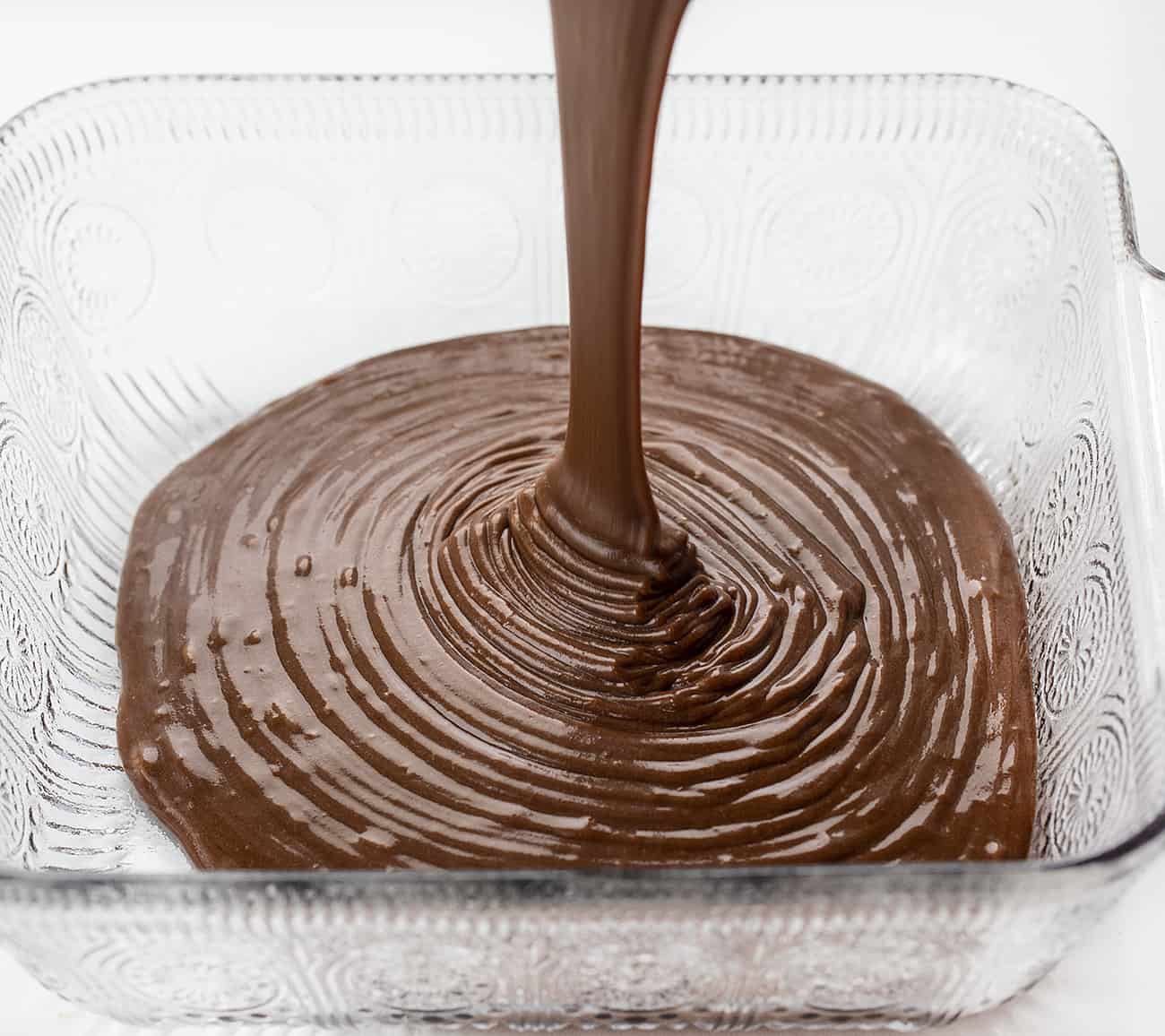 把巧克力蛋糕糊倒进锅里