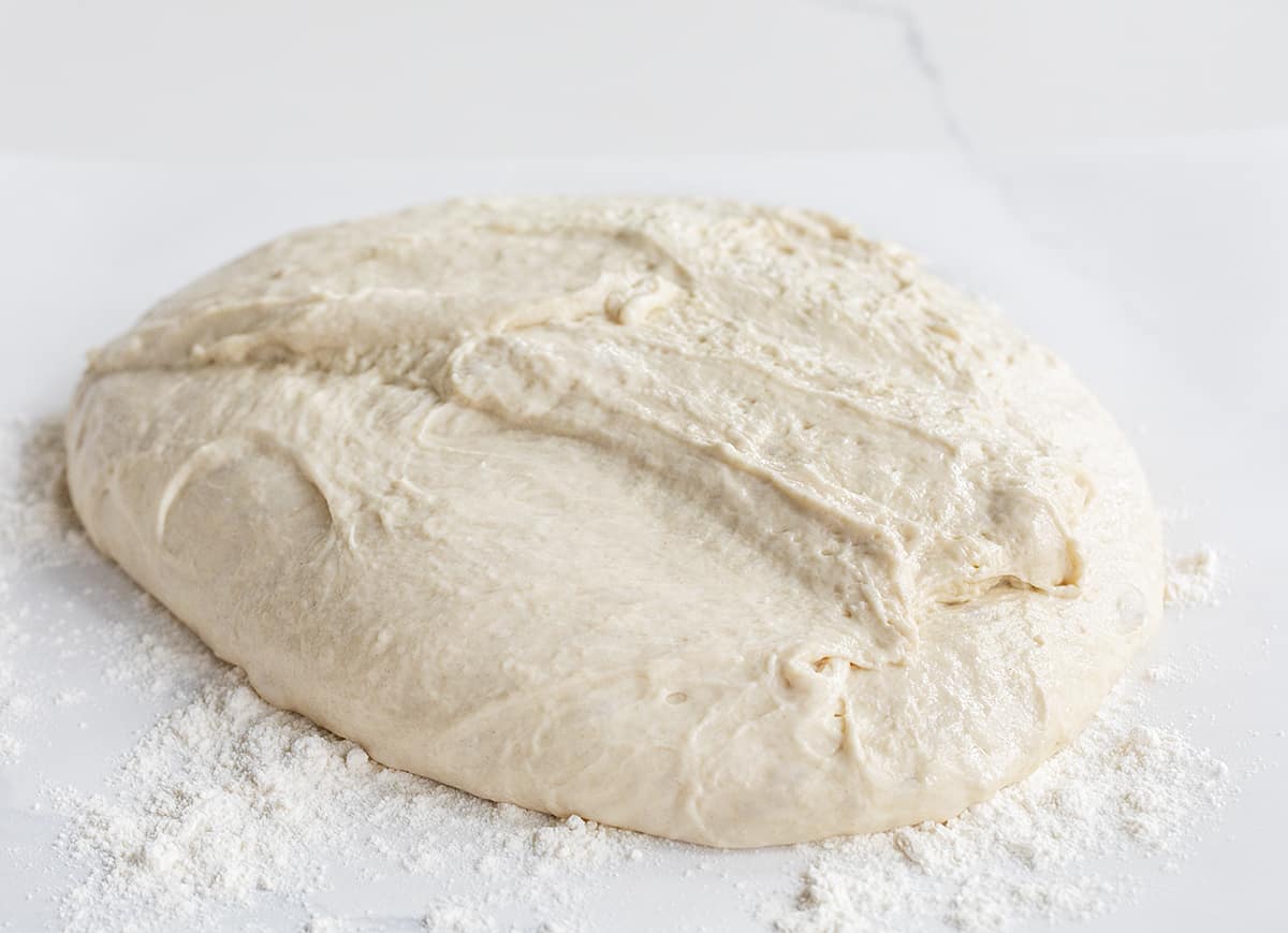 已经上升并在与面粉上羊皮纸的酵母面包