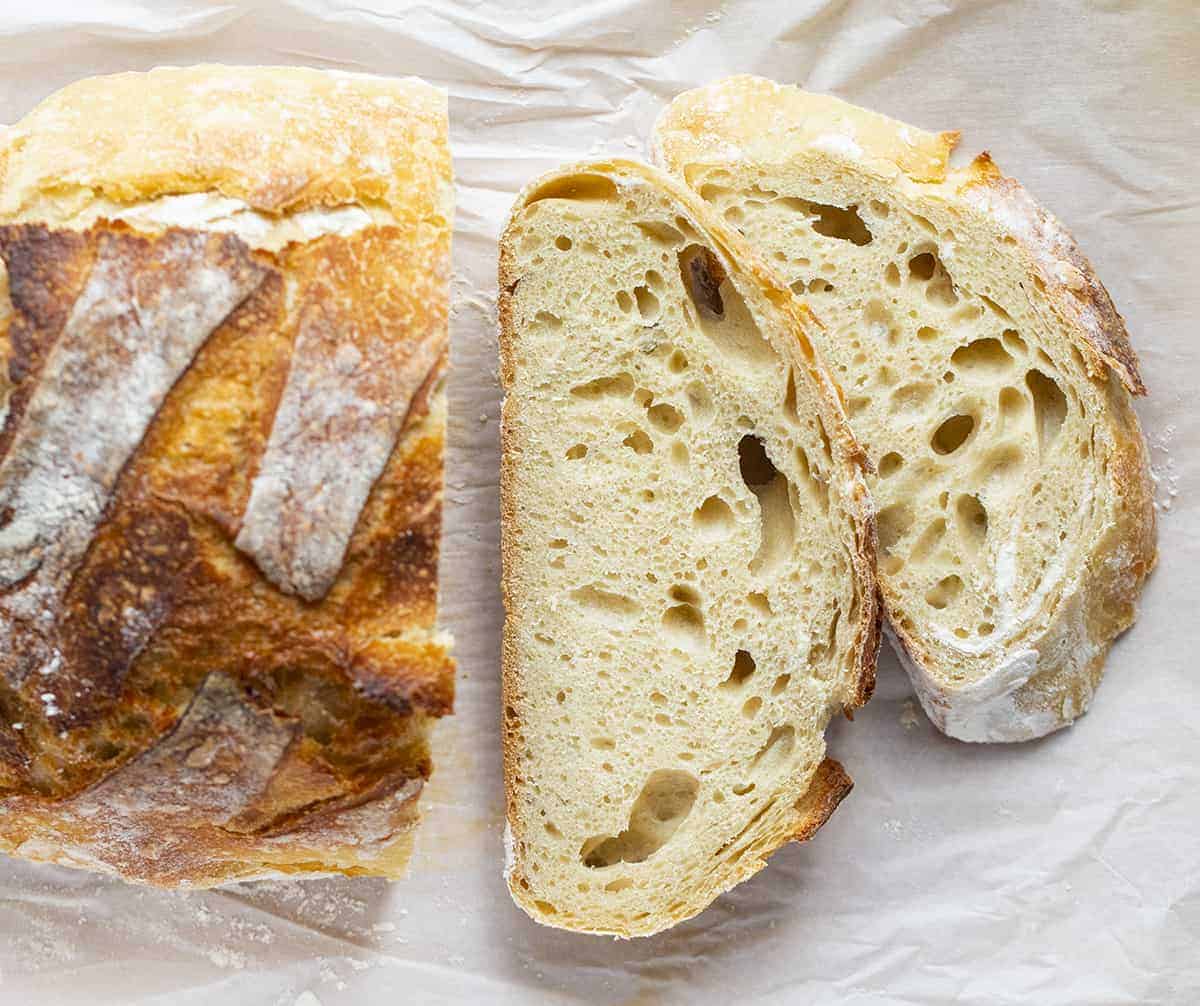 酵母面包和两片的顶上的图像
