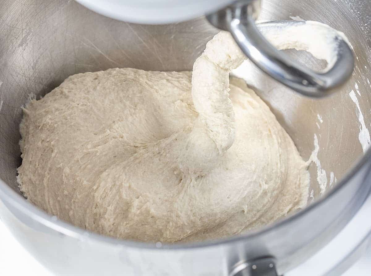 在碗的酸面包面包立场搅拌器与面团勾子