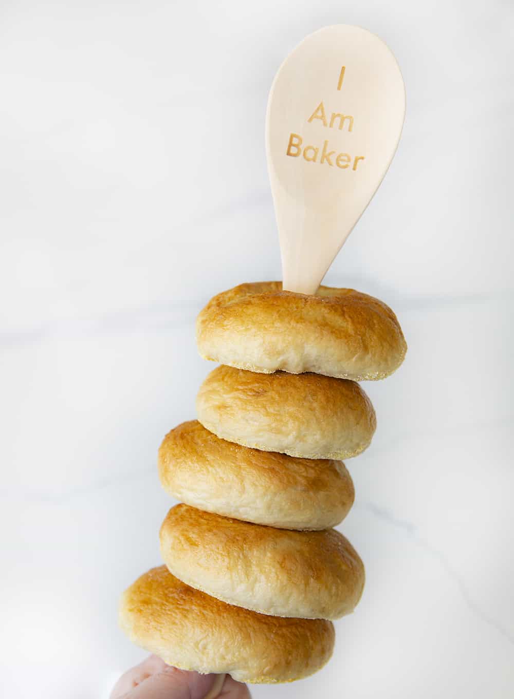 木勺柄上的普通百吉饼，勺子上写着“我是面包师”