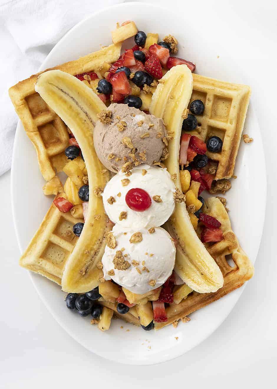 早餐的顶上的图像香蕉与华夫饼，新鲜水果和“faux”冰淇淋分开