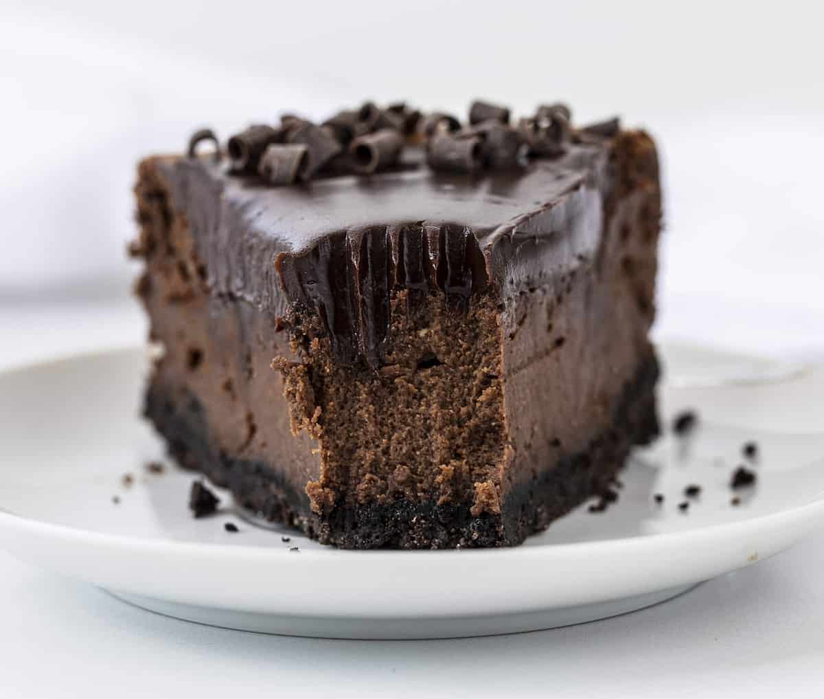 一片巧克力芝士蛋糕，去掉尖端，露出内部