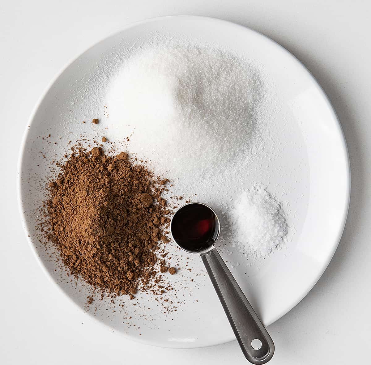 白盘子上自制巧克力软糖酱的原料