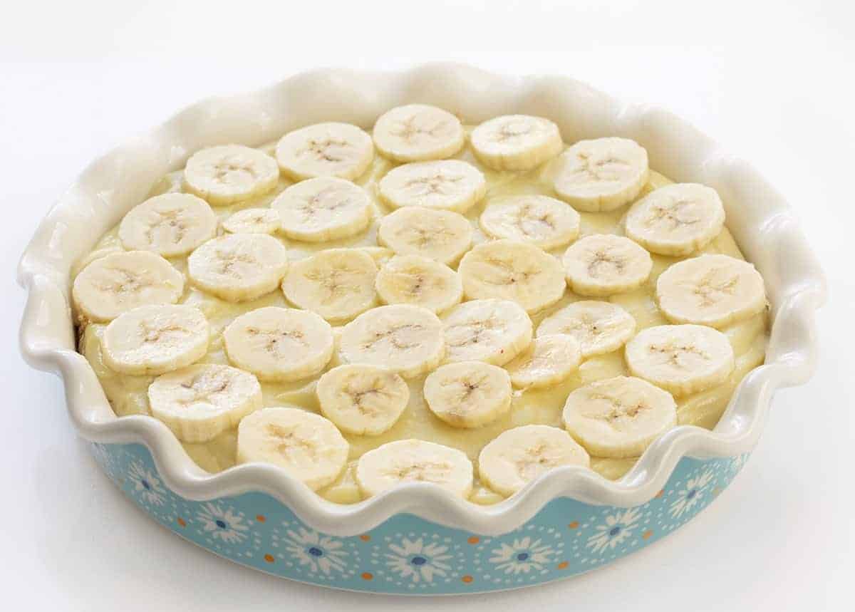 在香蕉奶油饼的未加工的香蕉切片在蓝色饼盘
