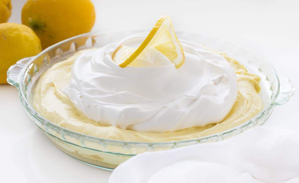 在玻璃饼平底锅的一个柠檬水饼有在它后面的柠檬